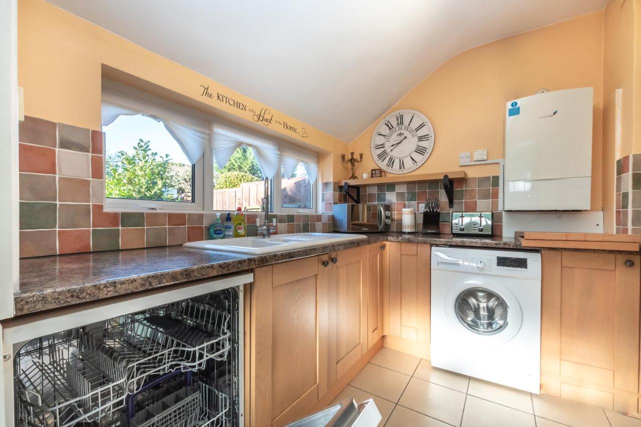 Cheerful 3-Bedroom Douglas House With Patio Southampton Kültér fotó